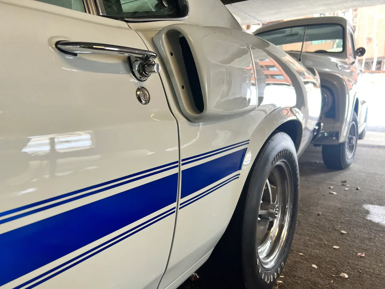 Shelby GT500 stripe and door detail closeup